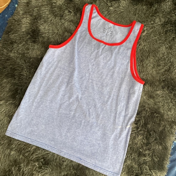 Red border and blue tank top - Picture 17 of 17